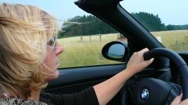 auto žena woman-289315 1280